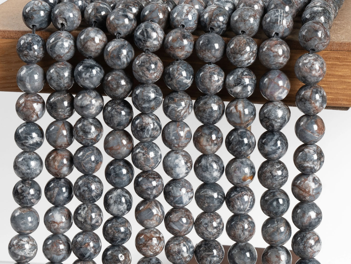Fil de perles de magnésite grise naturelle HQ